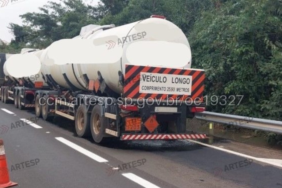 Pneu de caminhão-tanque carregado de gasolina estoura e rodovia é interditada em Martinópolis (SP) — Foto: Reprodução/Artesp