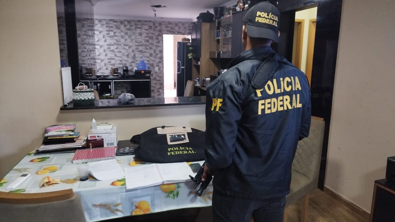 PF investiga tráfico internacional de armas após encontrar armas da polícia argentina em caminhão apreendido no interior de SP 