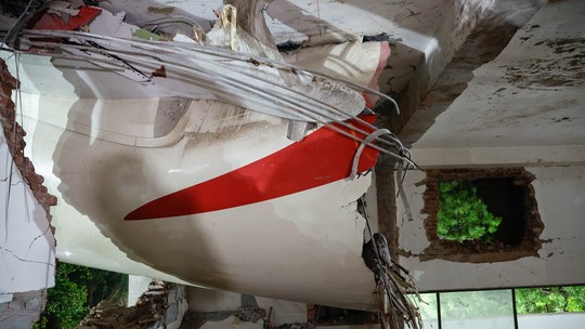 Sentado na poltrona 11A, sobrevivente de queda de avião na Índia contrariou duas estatísticas, apontam estudos