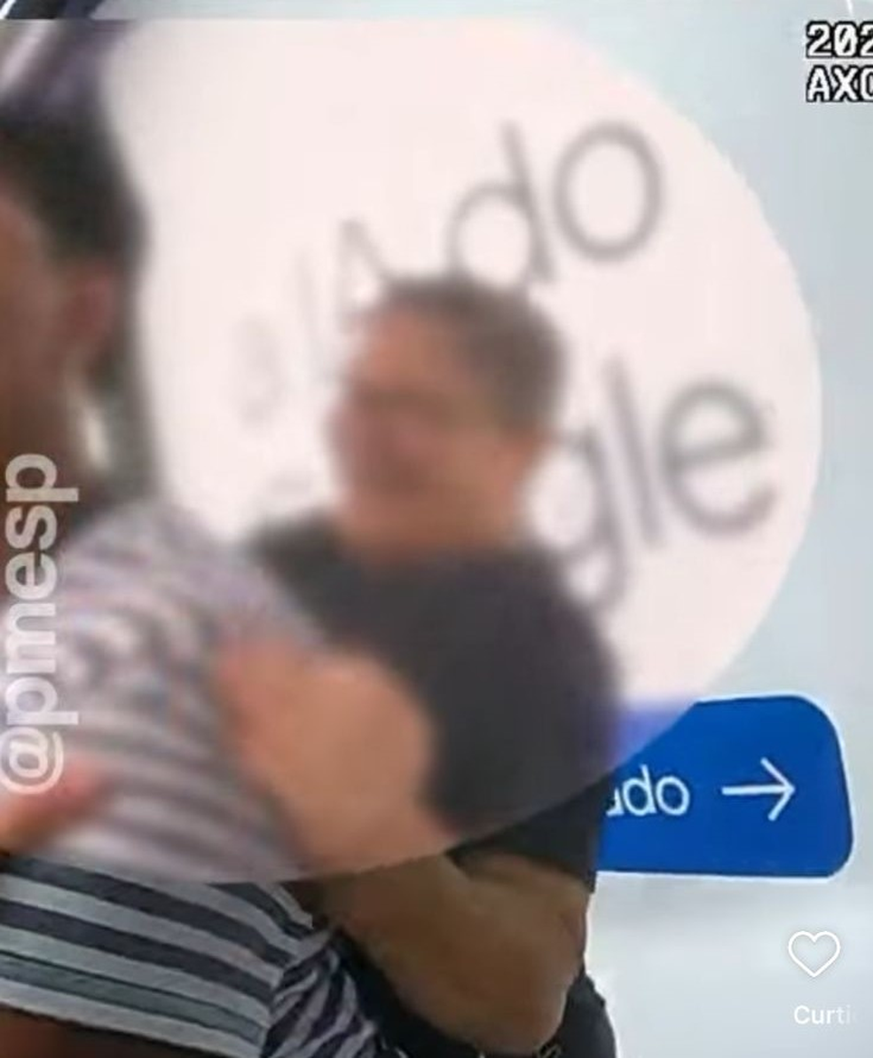 A Polícia Militar neutraliza mulher que mantinha outra mulher refém na Avenida Paulista — Foto: Reprodução