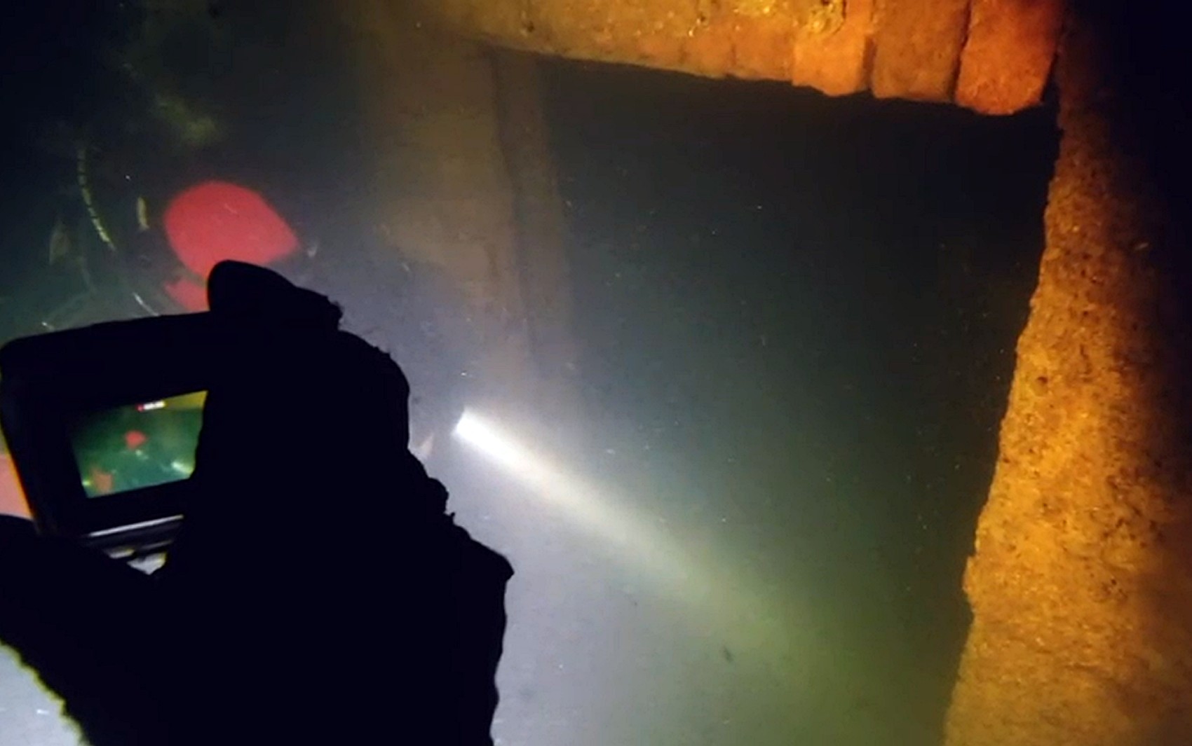 Mergulho com câmera revela cidade 'escondida' em maior lago do Sudeste — Foto: Scubaminas Mergulho