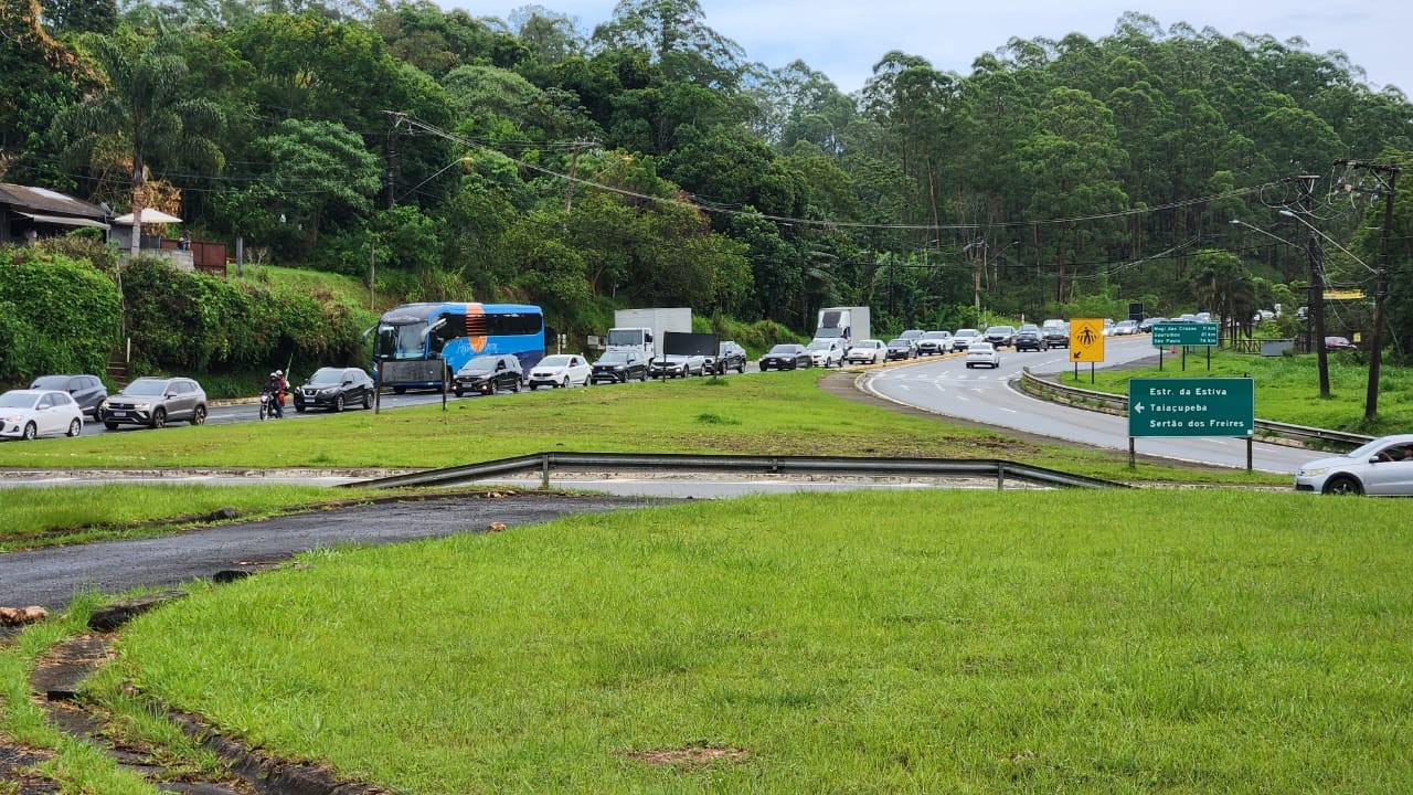 Acidente causa trânsito lento na Mogi Bertioga nesta terça-feira