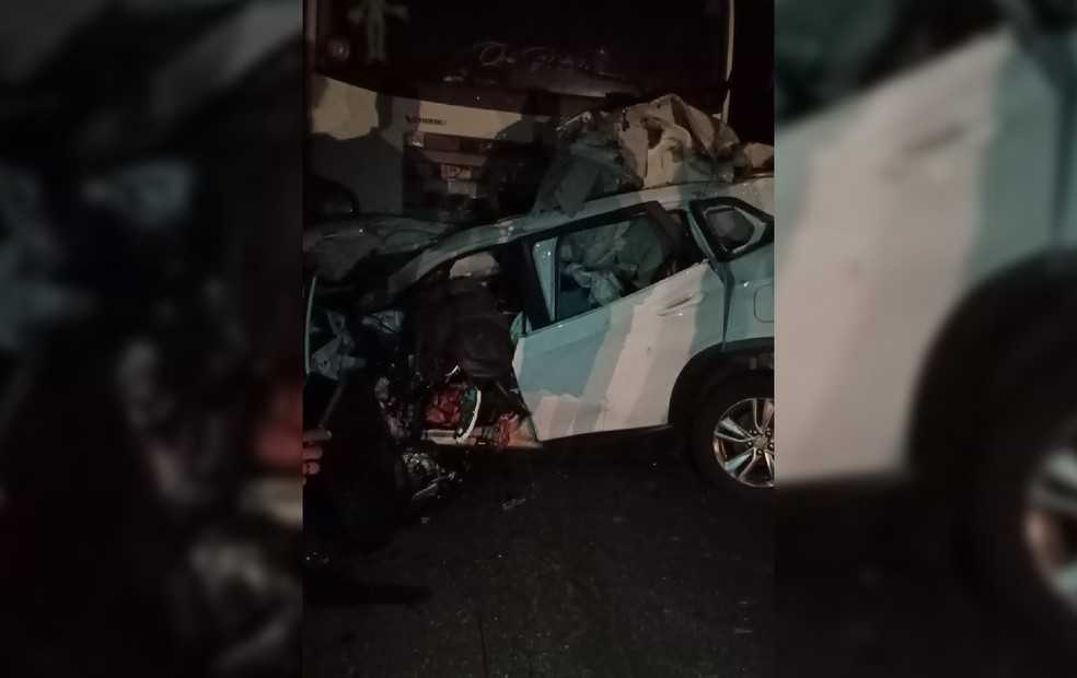 1 de 5
Uma pessoa morreu e outra ficou ferida em um acidente entre dois carros e um caminhão, na noite de domingo (14) em Cabrália Paulista (SP) — Foto: Arquivo pessoal