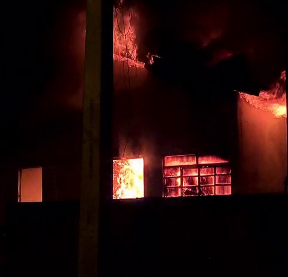 Incêndio destruiu casa de alvenaria em Rancharia (SP), nesta terça-feira (15) — Foto: Redes sociais