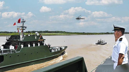 Disputa por ilha no rio Amazonas escala e faz Colômbia e Peru deslocarem militares para fronteira com Brasil; entenda a briga - Colômbia acusa o Peru de ter se apropriado de ilha na tríplice fronteira. Em julho, Peru criou município em área que inclui a ilha, formada a partir de sedimentação no rio Amazonas. Nesta semana, presidente colombiano Gustavo Petro e representantes do governo peruano visitaram a região para demonstrar força.