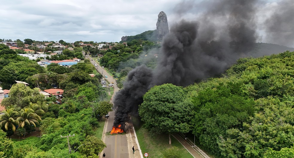 Moradores da ilha bloquearam a BR-363 durante protesto — Foto: Ana Clara Marinho/TV Globo