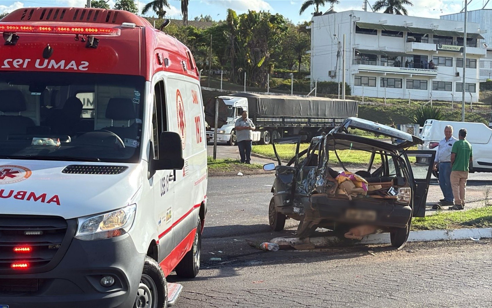 VÍDEO: Batida entre carro e carreta mata uma pessoa na MG-344, em Cássia, MG