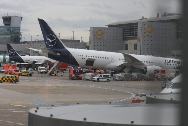 Veículos de emergência do aeroporto de Frankfurt ao lado de avião parcialmente tombado após o colapso do trem de pouso dianteiro — Foto: REUTERS/Kai Pfaffenbach