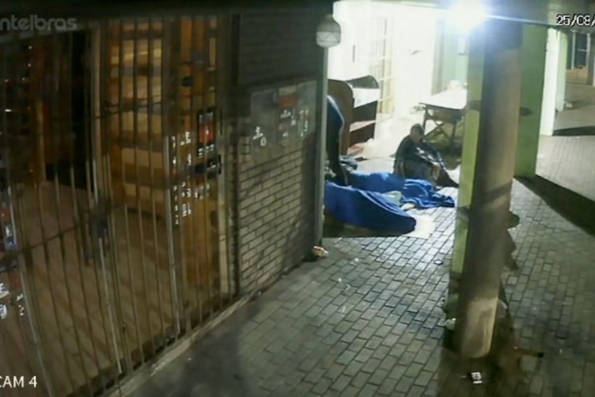 Homem agride três idosos em situação de rua e é preso em MS; veja vídeo