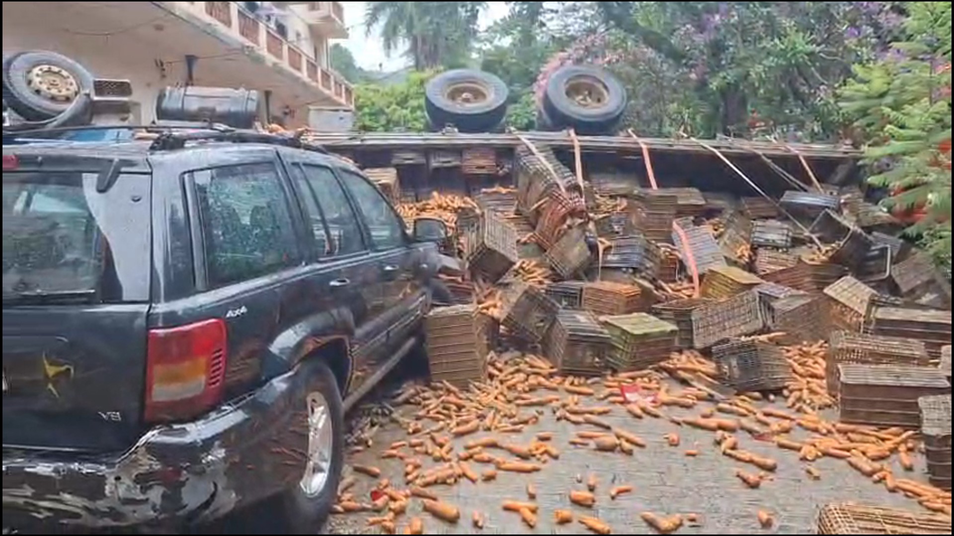 Grave acidente mata caminhoneiro em avenida no interior de SP; VÍDEO mostra estragos