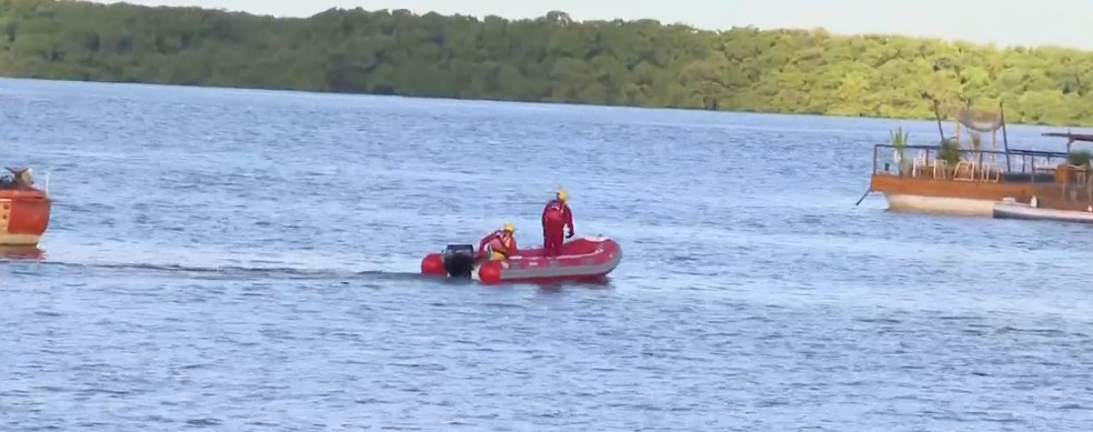 Bombeiros encontram corpo de homem que desapareceu no mar da praia do Jacaré, na PB — Foto: Reprodução/TV Cabo Branco