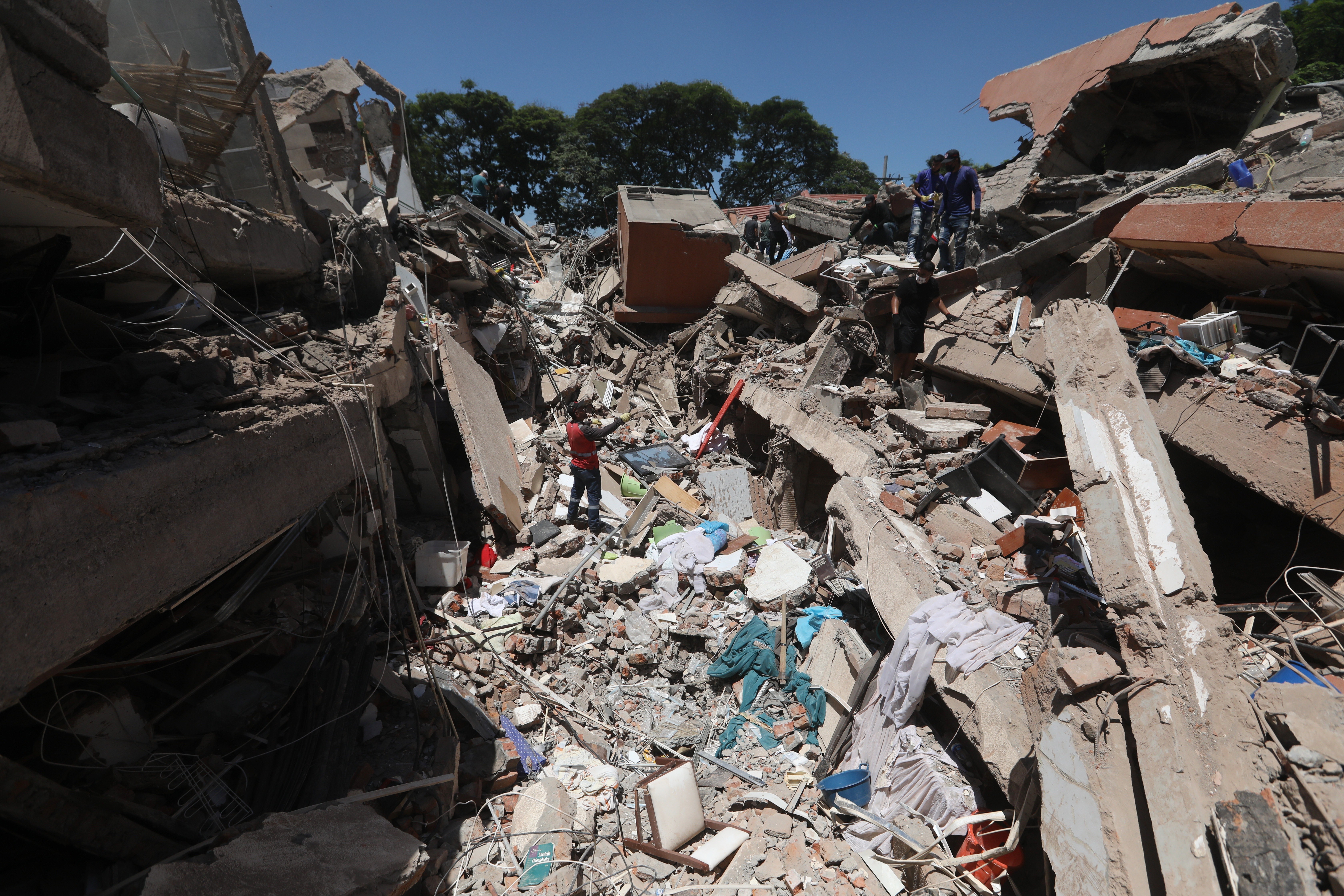 Terremoto na Colômbia: mais de 60 prédios desabaram; equipes de resgate buscam sobreviventes