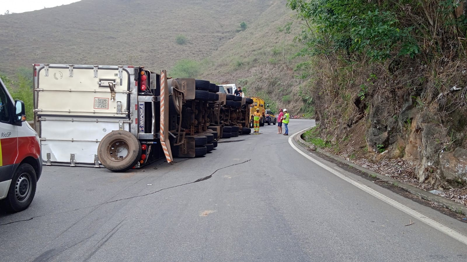 Carreta que transportava frango tomba na descida da Serra das Araras; pista está parcialmente interditada 