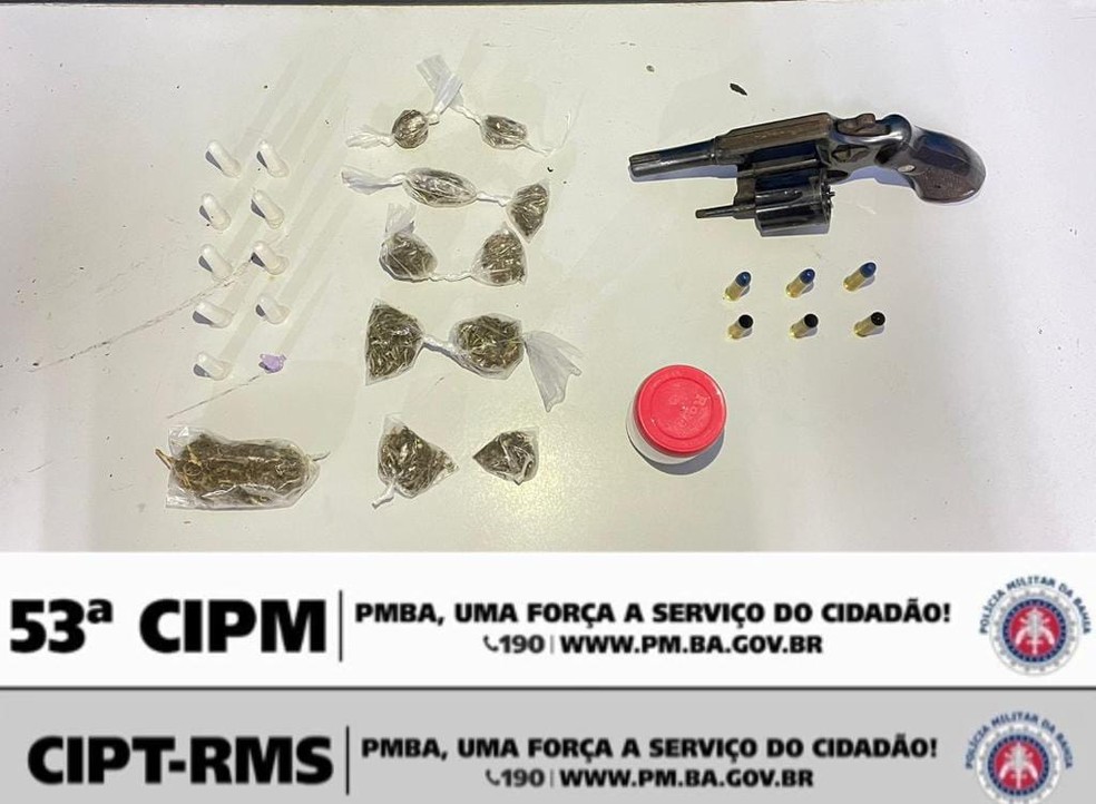 Armas e drogas apreendidas com o suspeito — Foto: Divulgação/SSP-BA