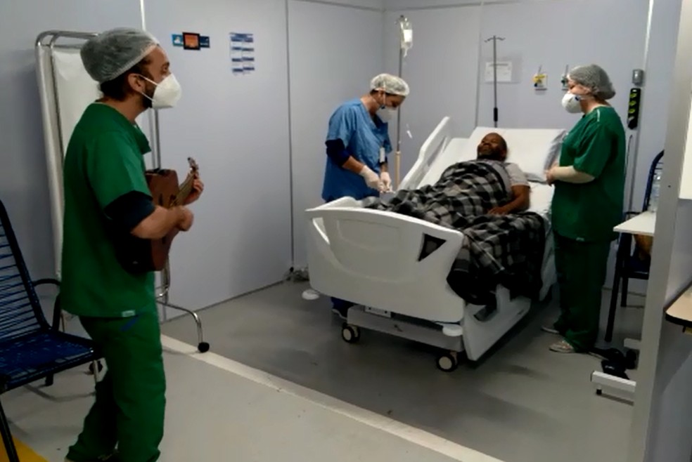 Médico toca músicas favoritas de pacientes internados com Covid em Jaú — Foto: Hospital Amaral Carvalho/Divulgação