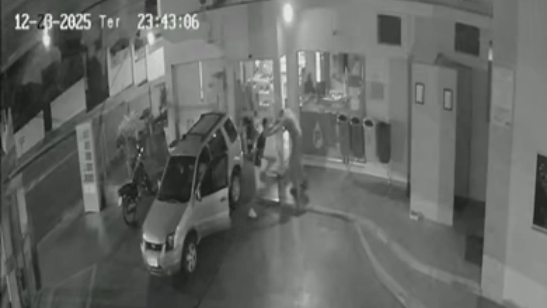 VÍDEO: homem é morto a facadas em posto de gasolina no interior de SP