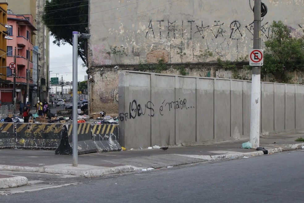 Muro que a Prefeitura de SP construiu na Cracolândia, no centro da cidade, para delimitar uma área para os usuários de droga — Foto: WILLIAN MOREIRA/ATO PRESS/ESTADÃO CONTEÚDO