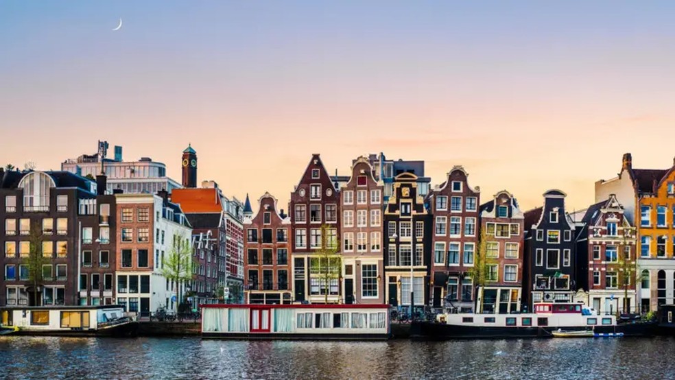 Casas inclinadas na Holanda — Foto: KARL HENDON VIA GETTY IMAGES