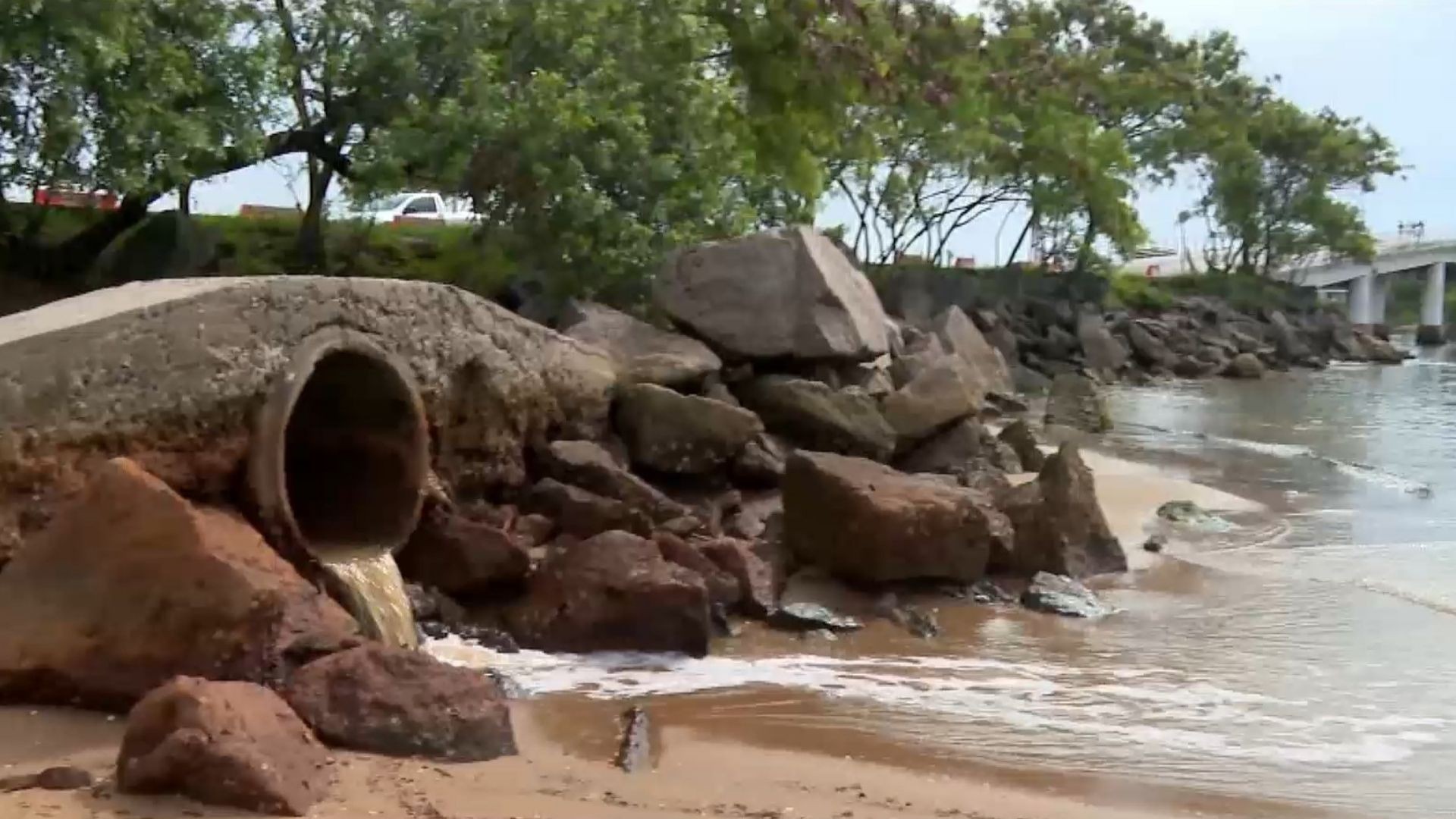 Praias de Vitória têm esgoto e bactérias; tribunal cobra medidas contra poluição