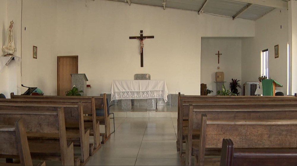 Ladrão invade igreja católica, furta cálice italiano e bebe vinho de missas em Uberlândia