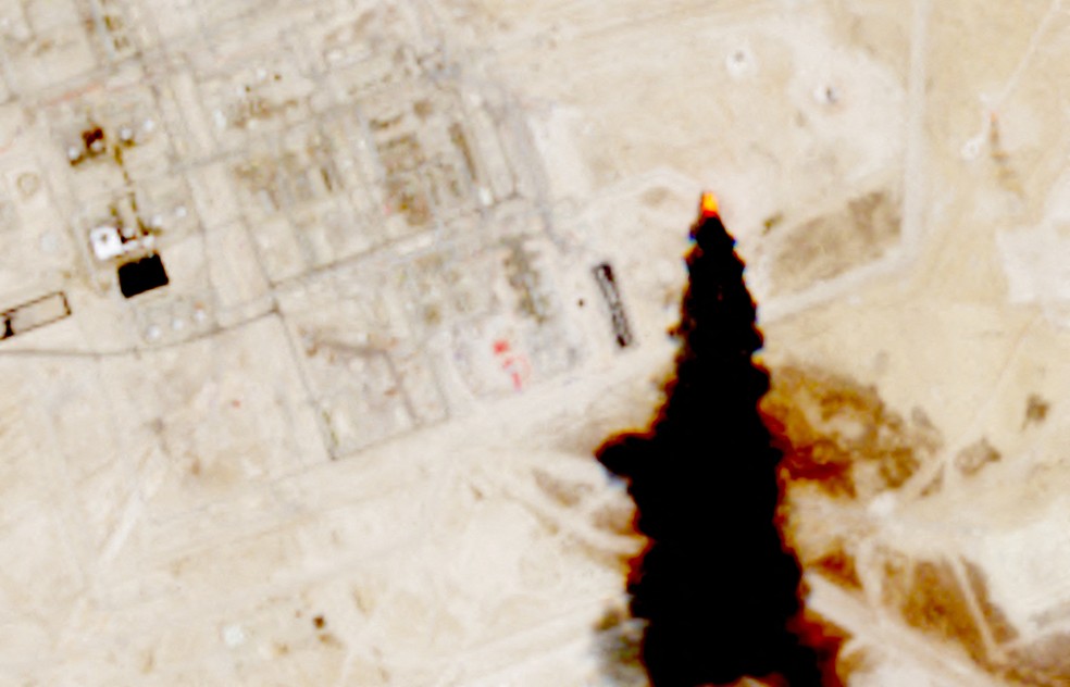 Imagem de satélite mostra fumaça saindo de uma instalação petrolífera em Abqaiq, no leste da Arábia Saudita, em 27 de julho de 2026. — Foto: European Union/Copernicus Sentinel-2/Handout via Reuters