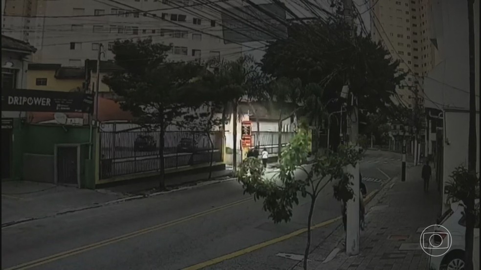 Vídeo mostra idosas caminhando antes de serem atropeladas na Zona Norte de SP — Foto: Reprodução/TV Globo