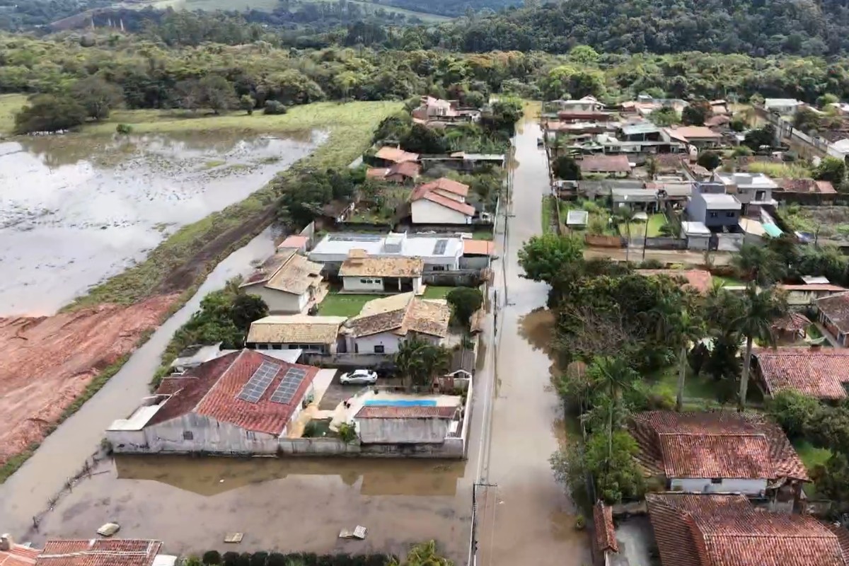 Moradores andam de barco e perdem móveis após chuva alagar ruas em Atibaia; imagens de drone mostram inundação