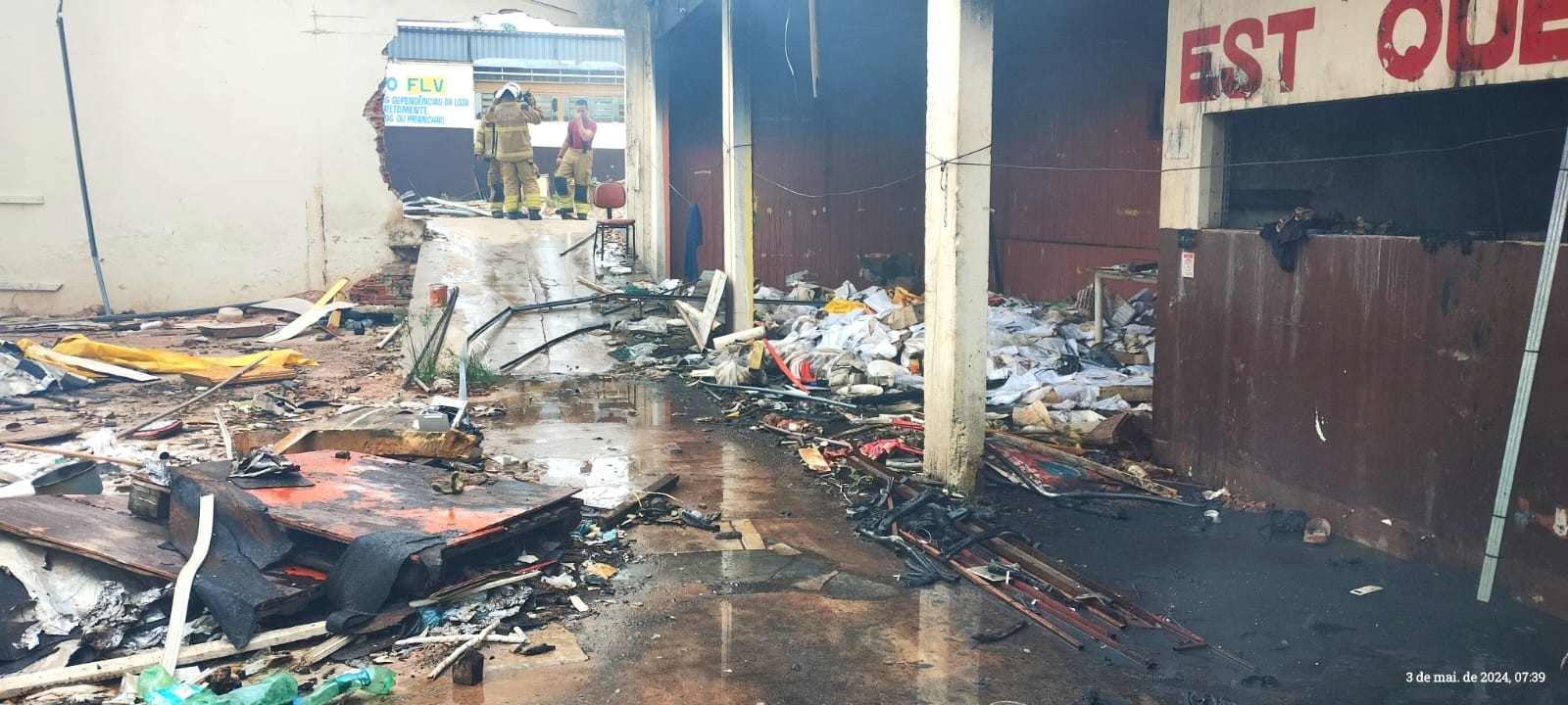 Incêndio atinge prédio de antigo supermercado em Rio Branco