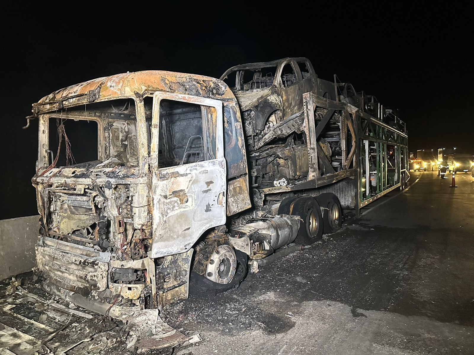 Caminhão-cegonha carregado com 10 veículos pega fogo e causa interdição na rodovia Dom Pedro I