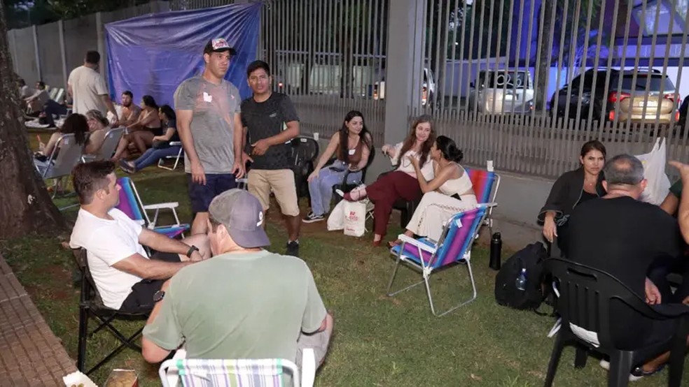 Primeiros na fila chegaram por volta das 8h de domingo, 24 horas antes da abertura dos portões — Foto: Fernando Otto/BBC