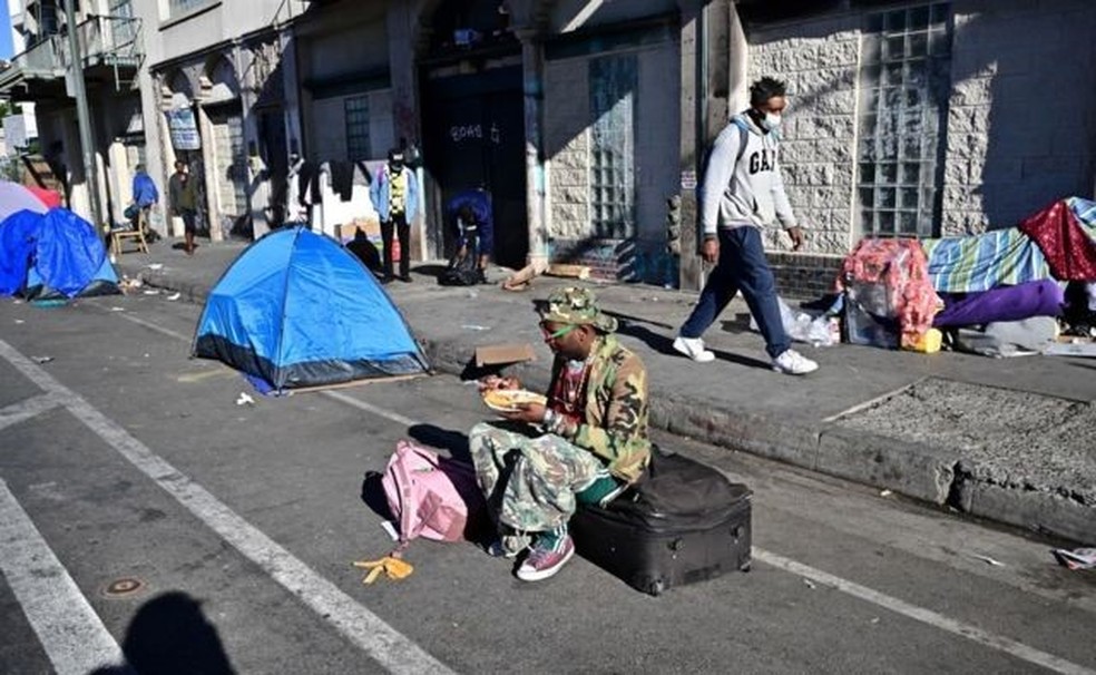 Pessoas em situação de rua em Los Angeles, cidade em que quase um quarto das vítimas de homicídios em 2022 eram desabrigadas — Foto: GETTY IMAGES