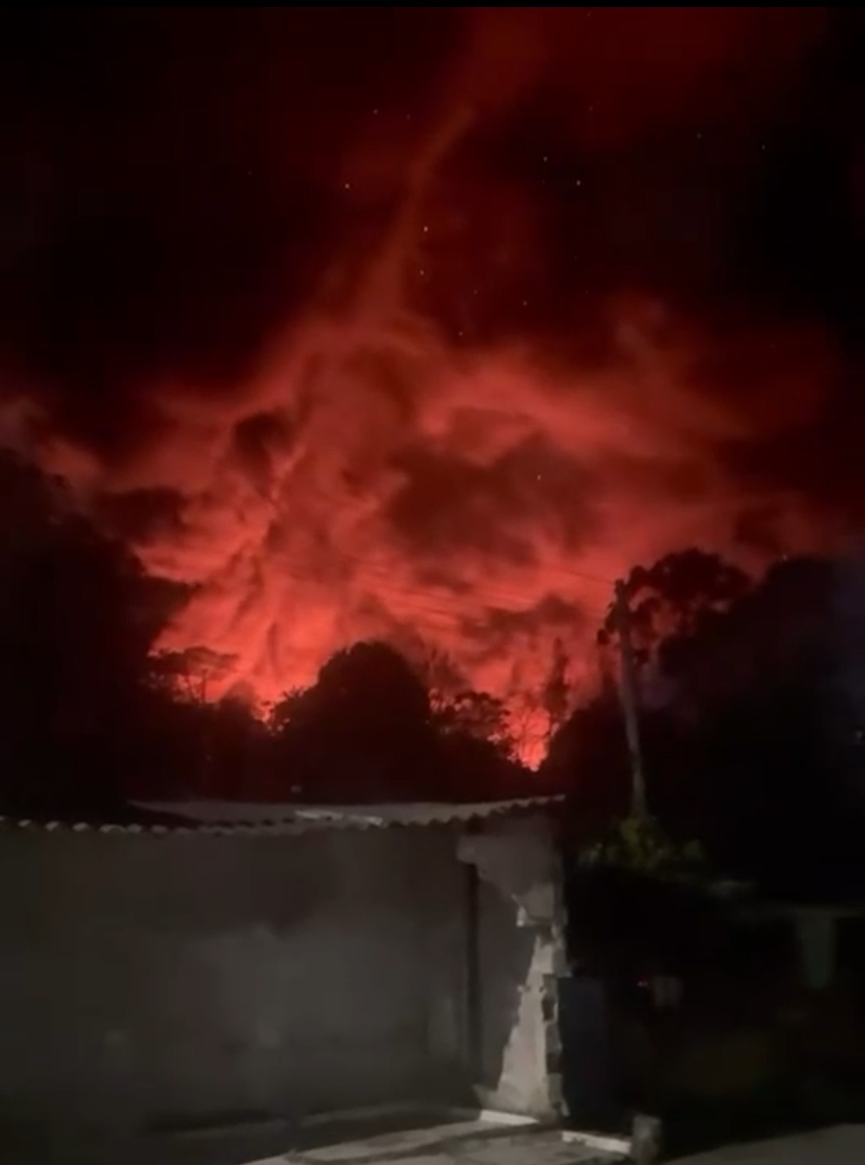 Galpão de recicláveis pega fogo em Itaquaquecetuba