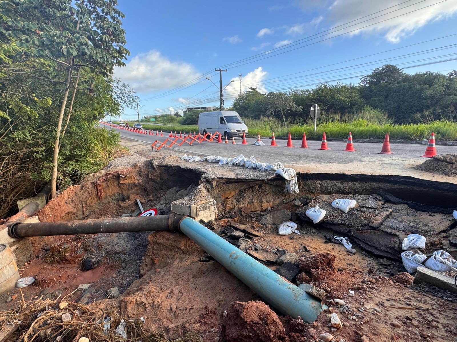 Cratera se abre e causa interdição parcial da BR-406 na Grande Natal