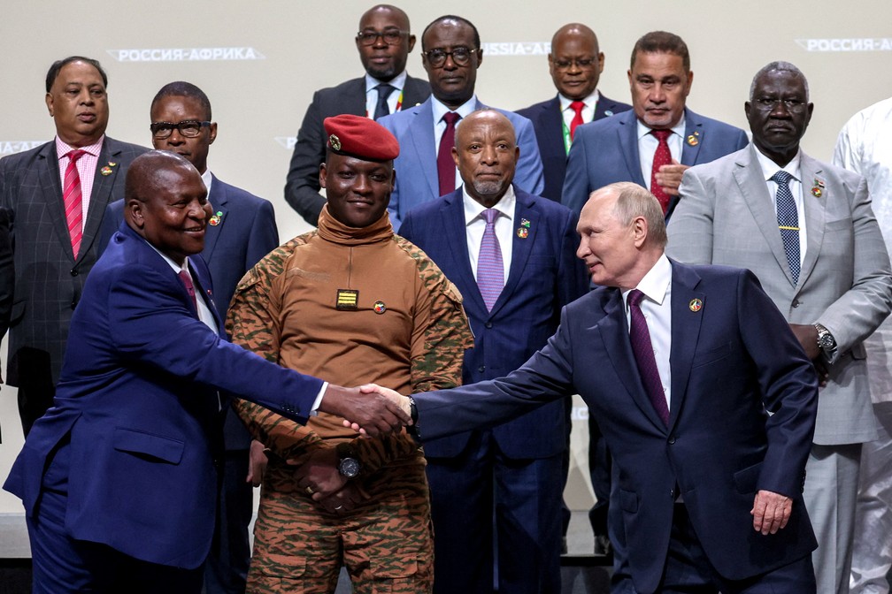 Presidente russo, Vladimir Putin, cumprimenta membros da cúpula africana durante reunião em São Petesburgo no dia 28 de julho de 2023 — Foto: Sergey Bobylev/TASS Host Photo Agency via REUTERS