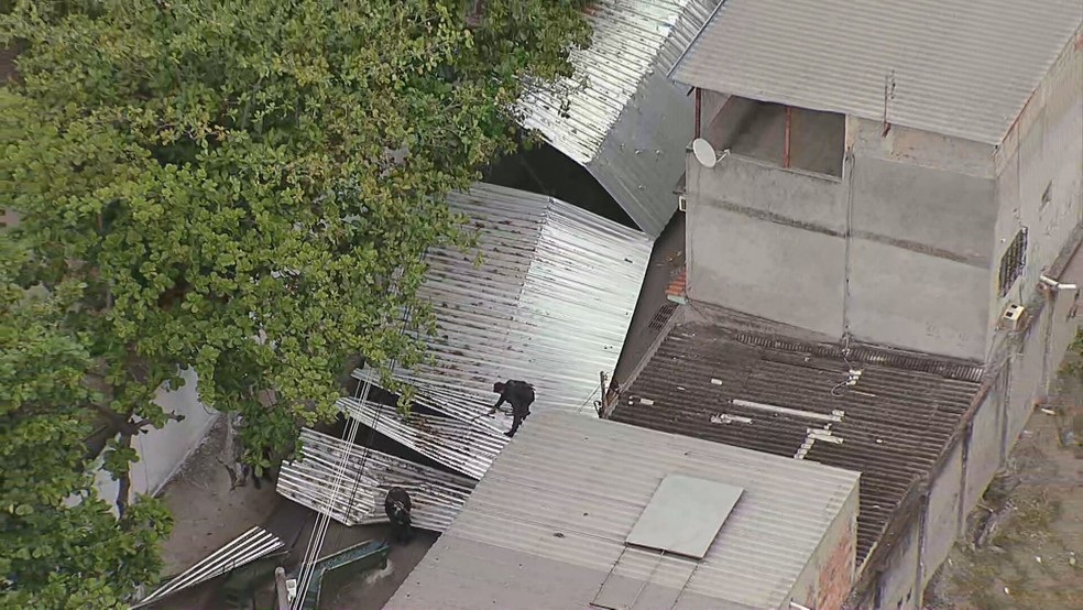 Estrutura metálica era usada por traficantes para esconder os carros roubados — Foto: Reprodução/TV Globo