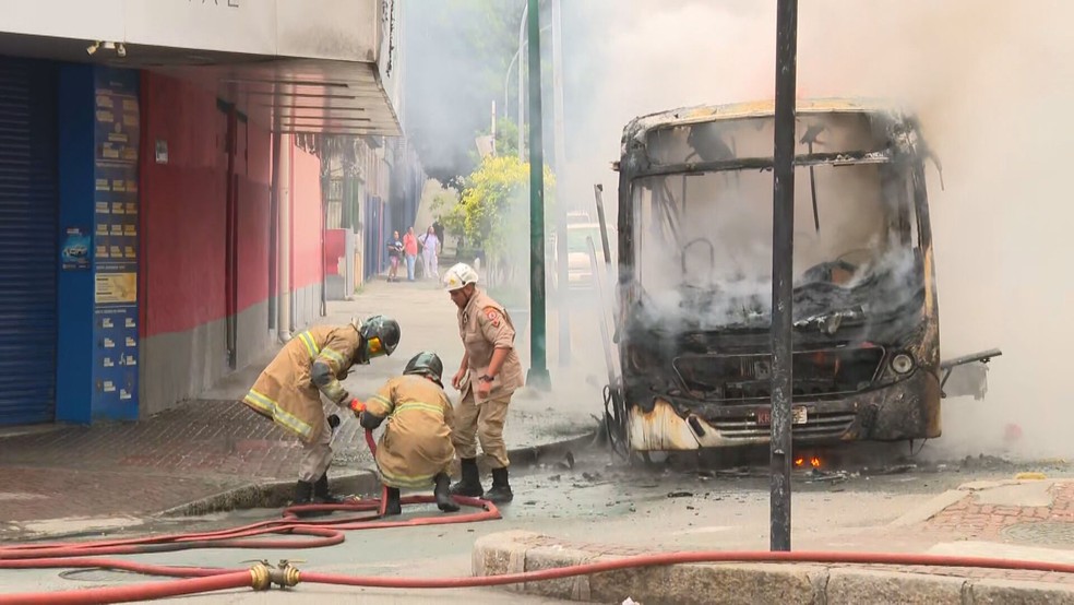 Bombeiros controlam incêndio em ônibus em Bonsucesso — Foto: Reprodução/ TV Globo