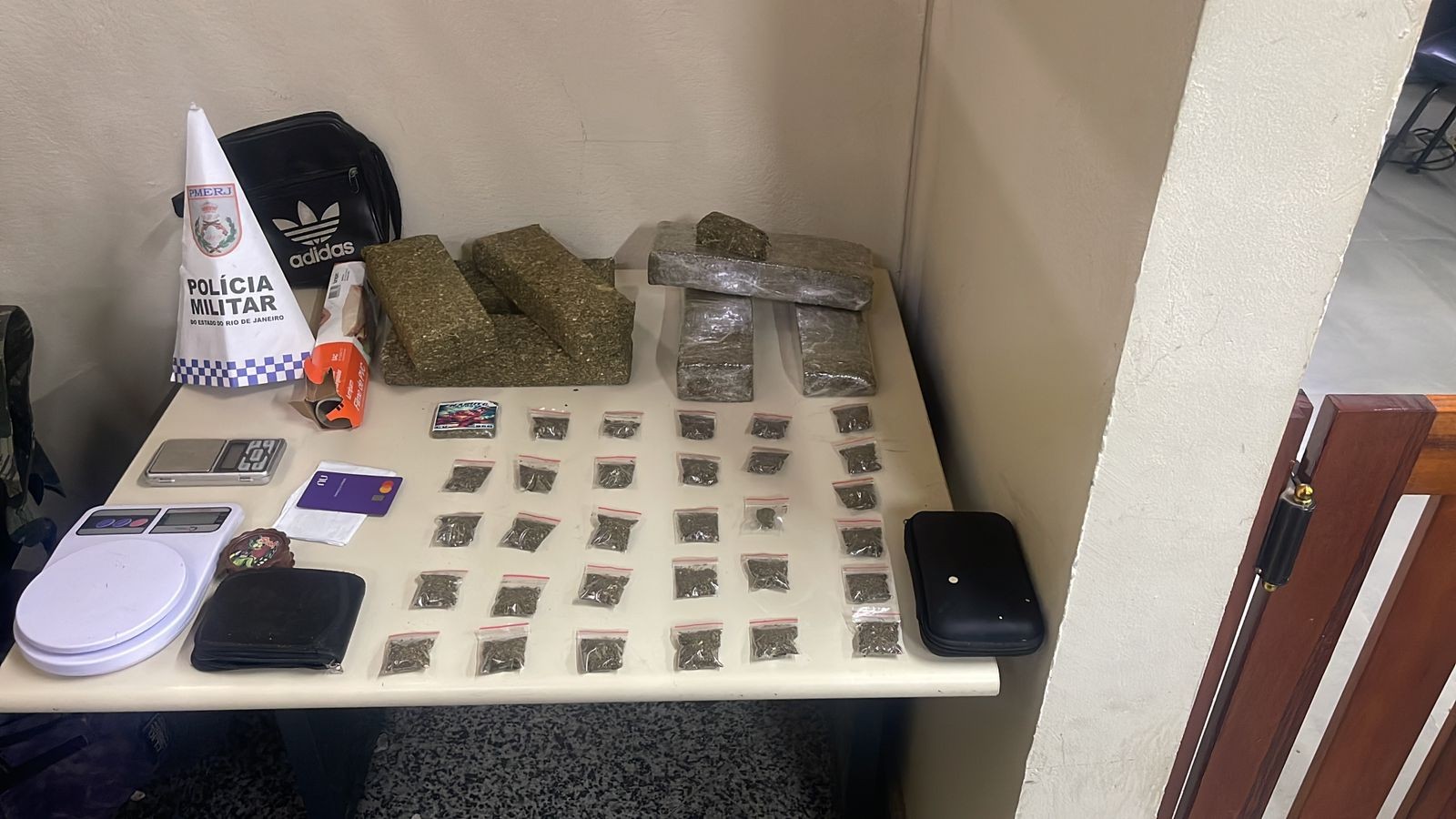 Mais de 4 kg de maconha são apreendidos em Paraty