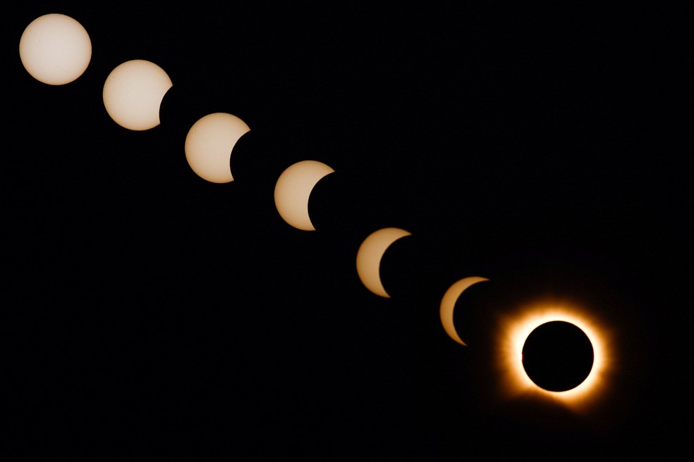 Montagem feita com sete fotos mostra diferentes fases do eclipse solar antes e durante a totalidade, em Arija, na Espanha, nesta quarta-feira (12). — Foto: Borja Suarez/Reuters