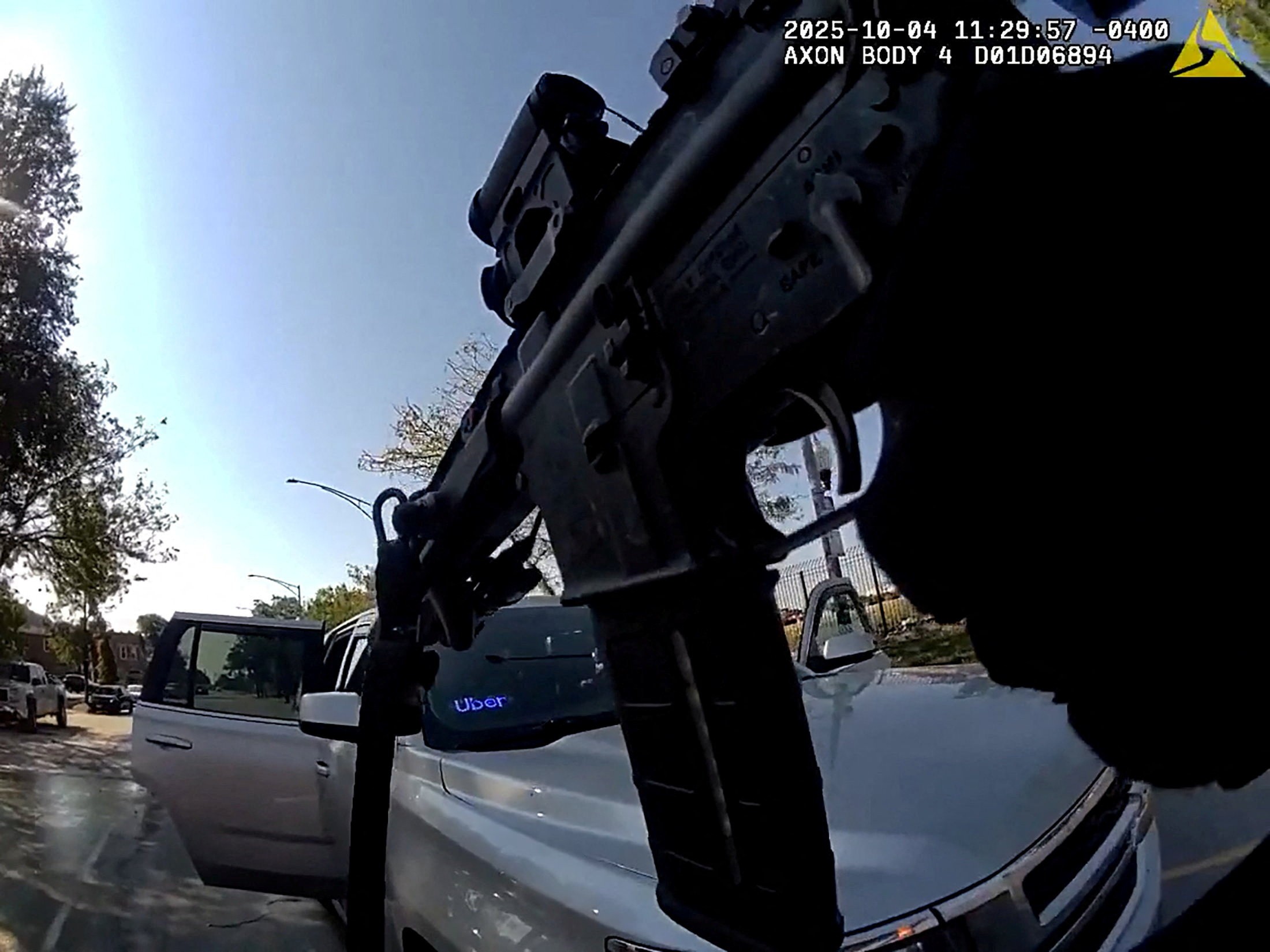 VÍDEO mostra agente atirando contra professora durante operação de imigração nos EUA: 'Hora de ficar agressivo'