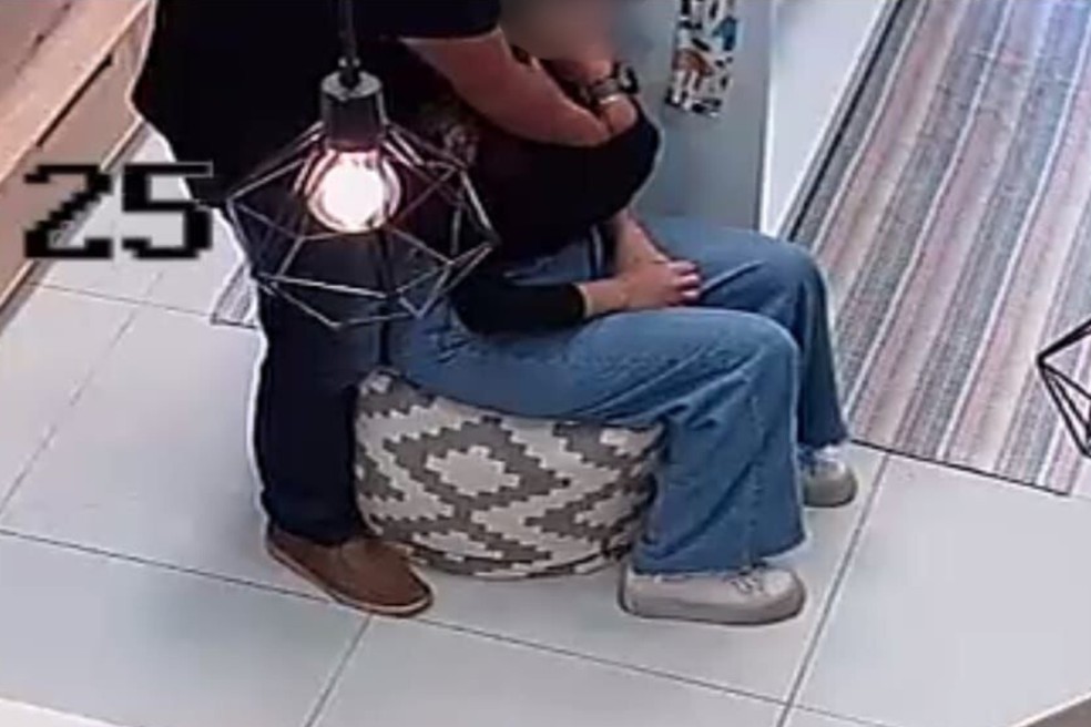 Câmera de monitoramento flagrou falso massagista passando a mão nos seios de vítima, no Centro, em Peruíbe (SP) — Foto: Reprodução