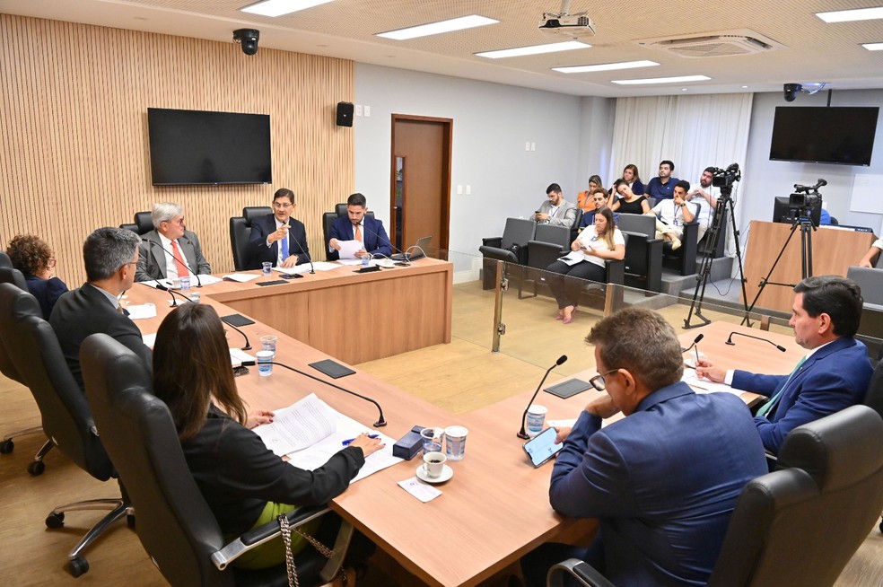 Secretário explica mudanças em projeto de lei sobre PPPs em comissão da Assembleia — Foto: João Gilberto