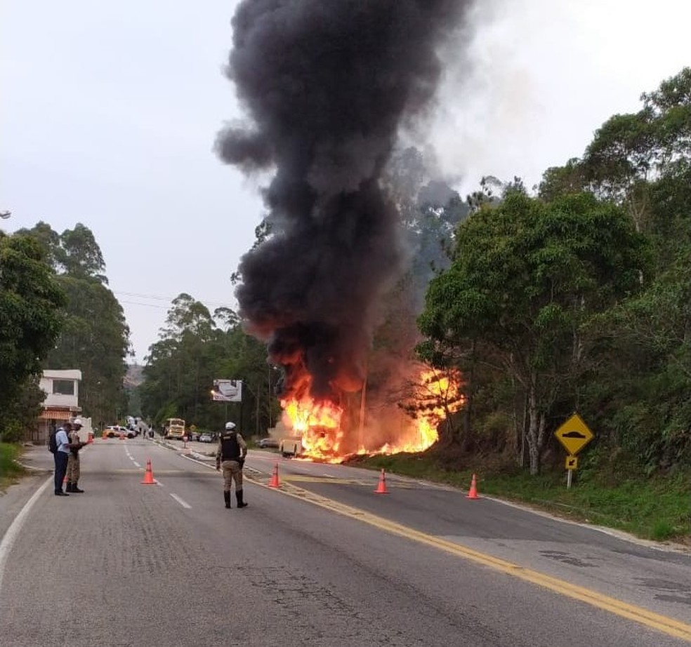 Fogo se propagou rapidamente e destruiu nibus em Juiz de Fora — Foto: PMRv/Divulgao