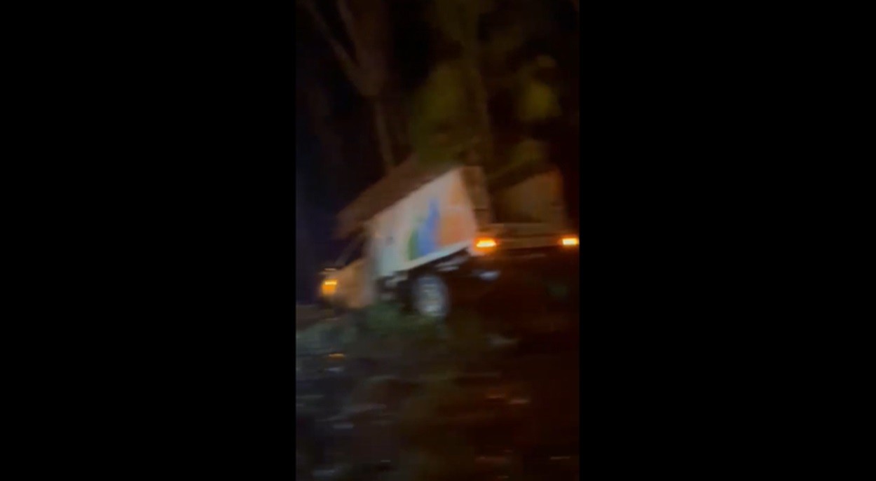 Mulher morre após carro bater em veículo da Neoenergia e cair em ribanceira; duas crianças se feriram
