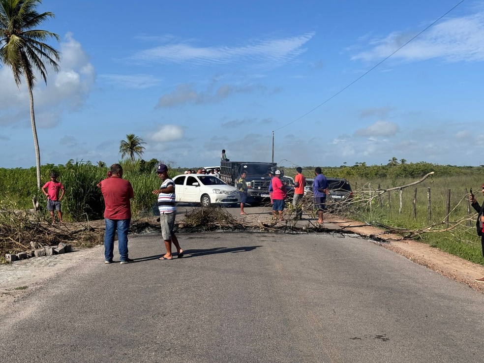 Protesto fecha rodovia entre Monte Alegre e Lagoa Salgada — Foto: Vinicius Marinho/Inter TV Cabugi