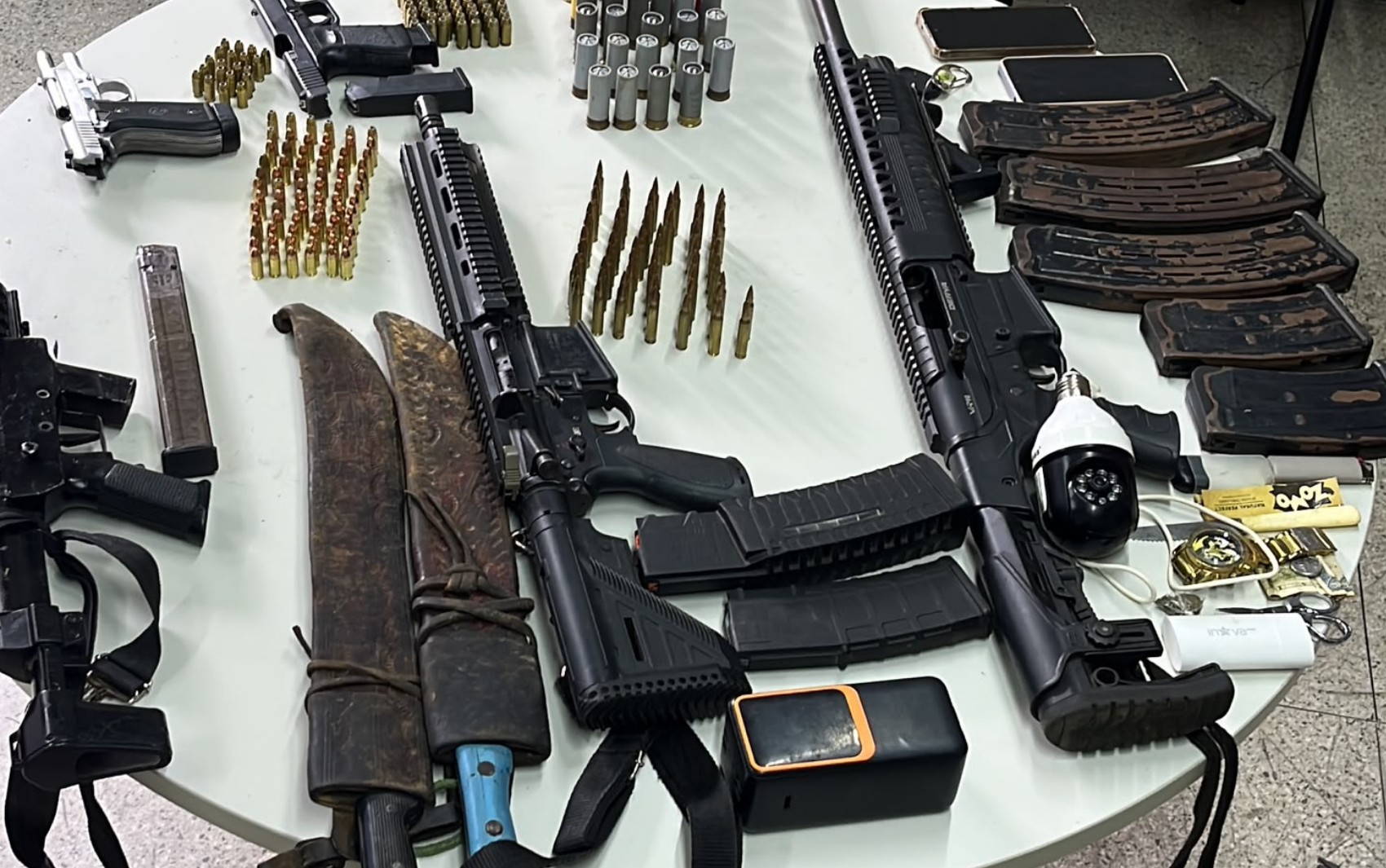 Cinco homens suspeitos de integrar facção criminosa são presos com fuzil e outras quatro armas na Bahia