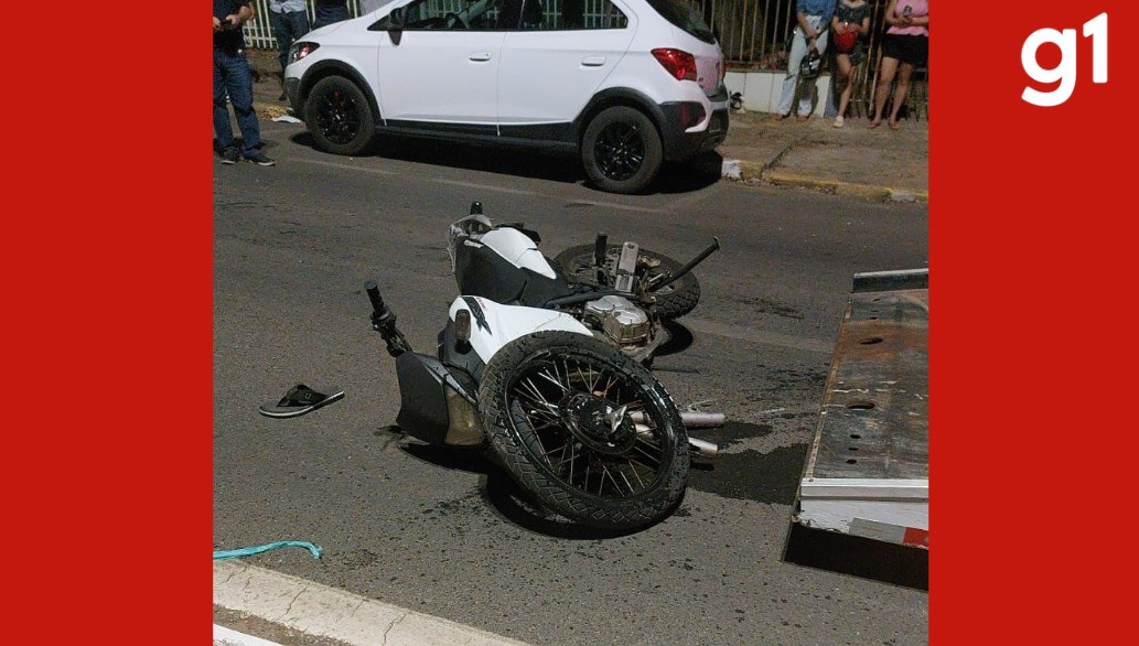 Motociclista morre após se distrair com chinelo que caiu e bater em carro estacionado em MT