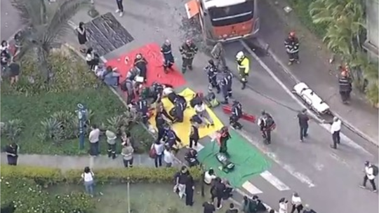 Por que lonas de 4 cores são estendidas ao lado de acidentes? - Foto: (Reprodução/TV Globo)