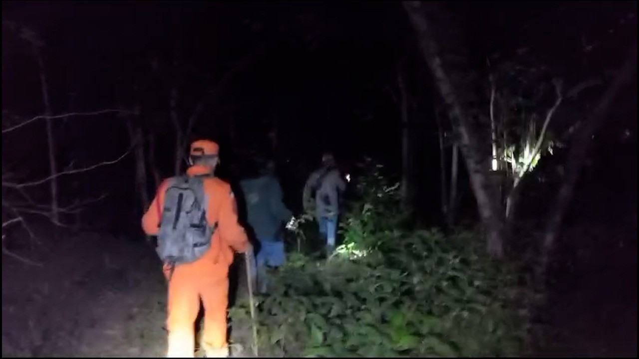 VÍDEO: Grupos de indígenas fazem buscas durante a madrugada por menino que desapareceu na mata