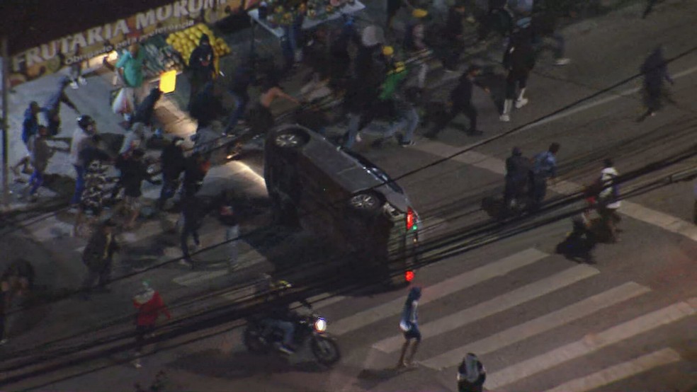 Grupo ataca motorista e tomba carro no Morumbi, Zona Sul de SP — Foto: Reprodução/TV Globo