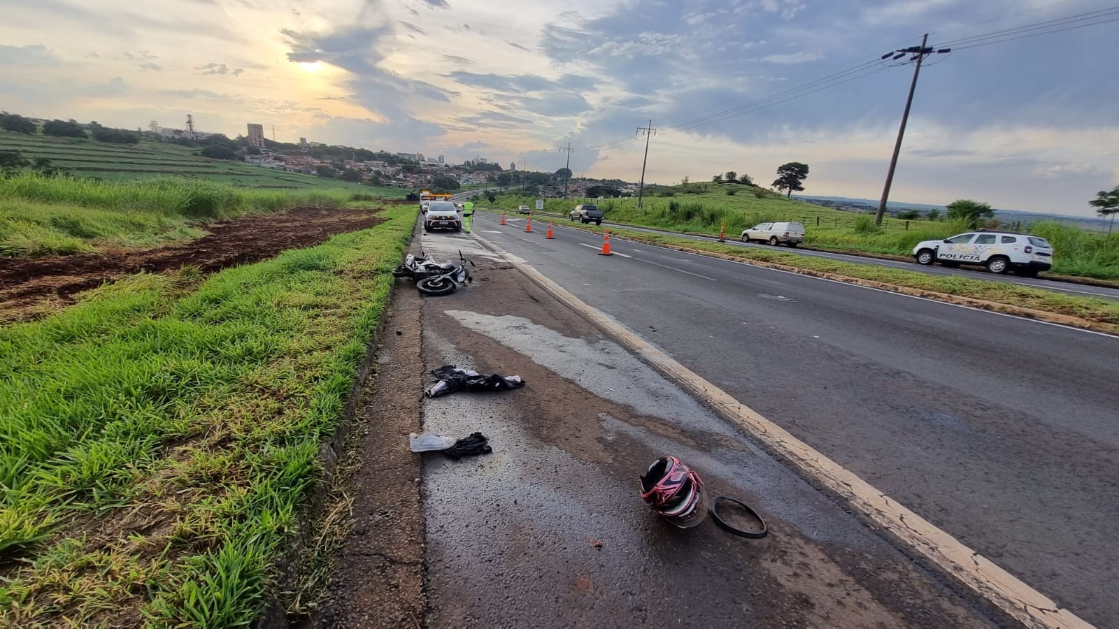 Motociclista morre após escorregar em óleo e ser arrastada por caminhão na Rodovia Raposo Tavares em Ourinhos